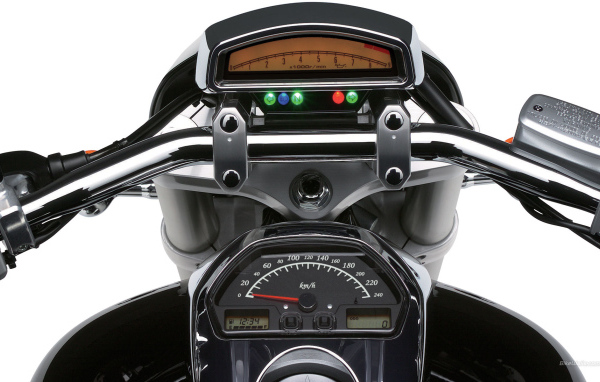 Быстрый мотоцикл Suzuki Intruder M1800 R