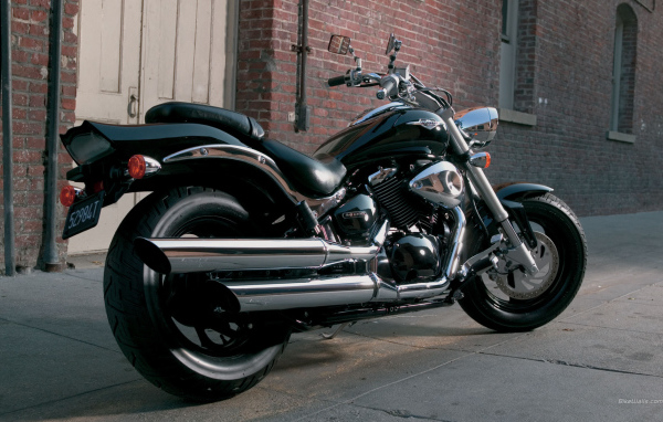 Быстрый мотоцикл Suzuki Intruder M800