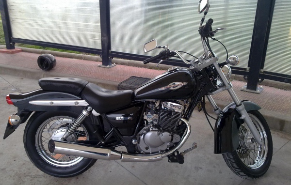 Быстрый мотоцикл Suzuki Marauder 125