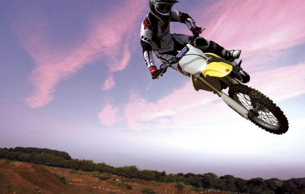 Быстрый мотоцикл Suzuki RM-Z 250