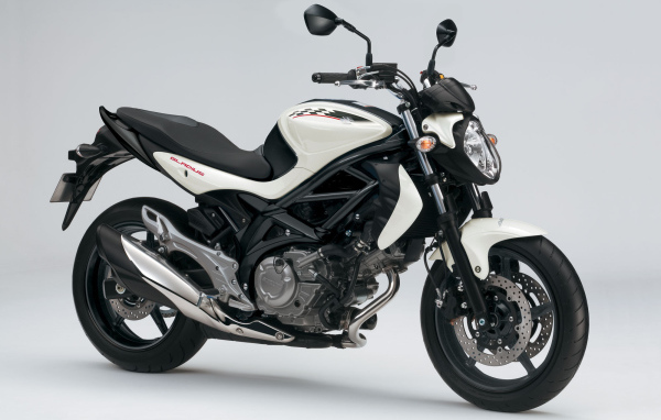Быстрый мотоцикл Suzuki SFV 650