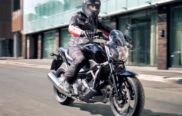 Быстрый мотоцикл Honda NC 700 S