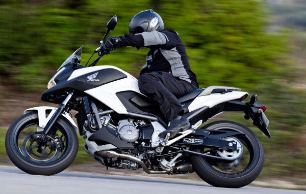 Быстрый мотоцикл Honda NC 700 X