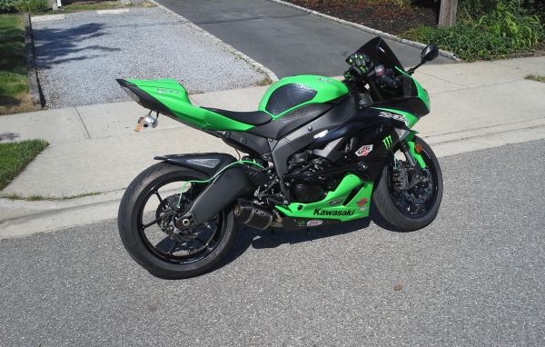 Быстрый мотоцикл Kawasaki Ninja ZX-6R 636 Performance