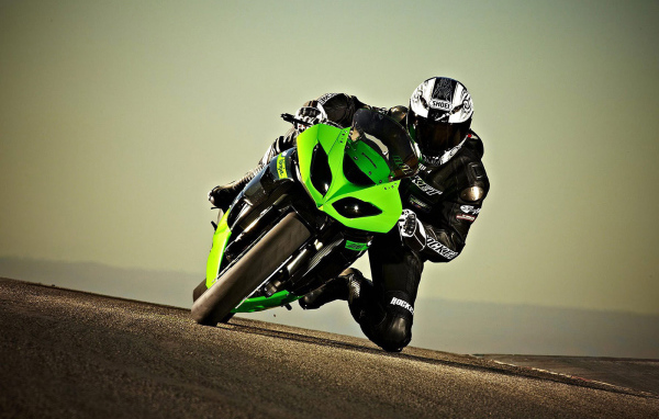 Быстрый мотоцикл Kawasaki Ninja ZX-6R
