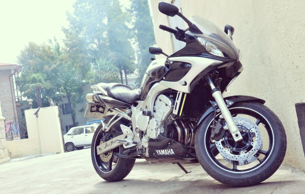 Современный мотоцикл Yamaha