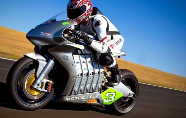 Мотоциклист во время гонки