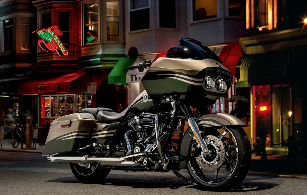 Мотоцикл модели Harley-Davidson CVO Road Glide Custom