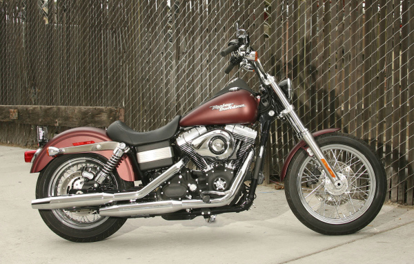 Мотоцикл модели Harley-Davidson Dyna Street Bob