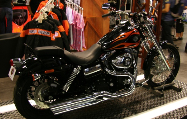 Мотоцикл модели Harley-Davidson Dyna Wide Glide