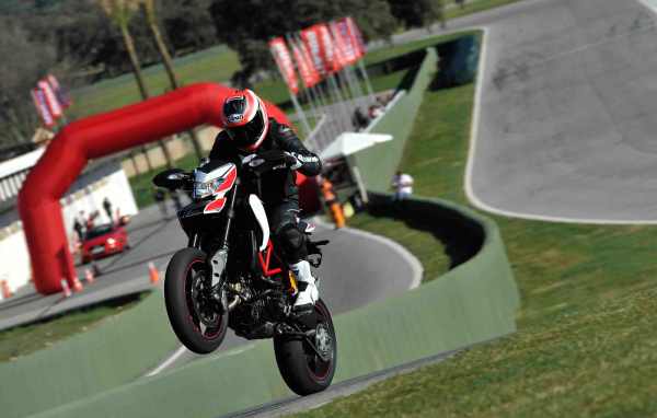 Новый мотоцикл на дороге Ducati Hypermotard SP