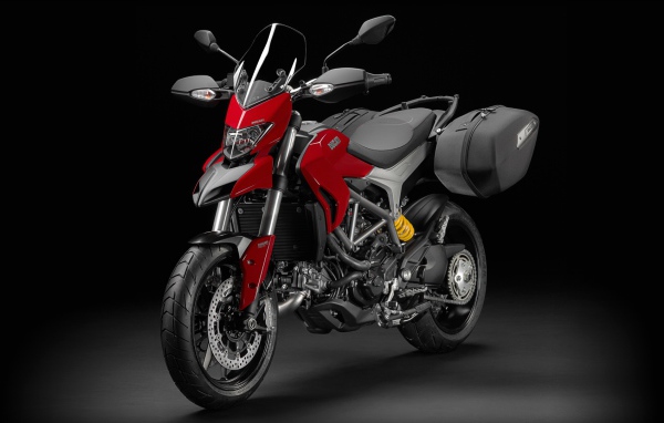 Новый мотоцикл на дороге Ducati Hyperstrada