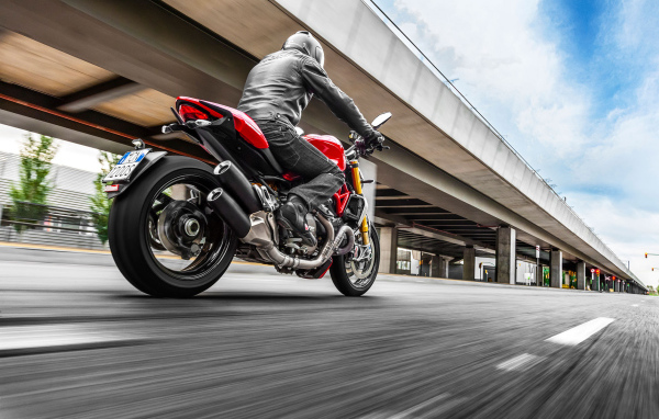 Новый мотоцикл на дороге Ducati Monster 1200
