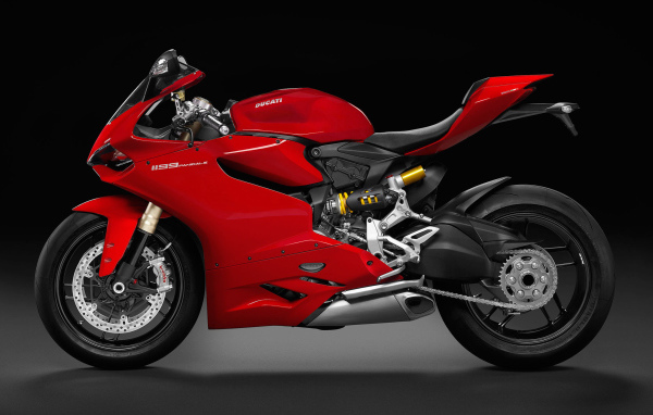 Новый мотоцикл на дороге Ducati Superbike 1199 Panigale