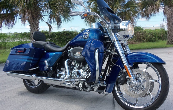 Новый мотоцикл на дороге Harley-Davidson CVO Road King