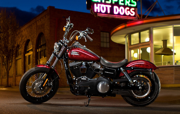 Новый мотоцикл на дороге Harley-Davidson Dyna Street Bob