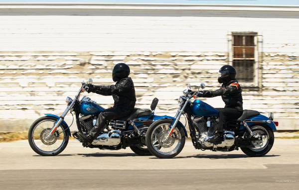 Новый мотоцикл на дороге Harley-Davidson Dyna Super Glide Custom