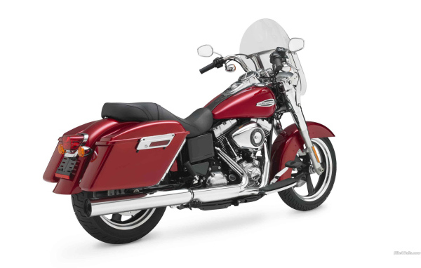 Новый мотоцикл на дороге Harley-Davidson Dyna Switchback