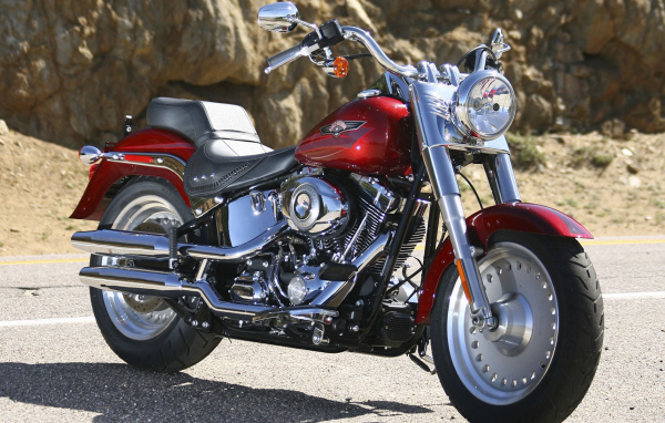 Новый мотоцикл на дороге Harley-Davidson Fat Boy