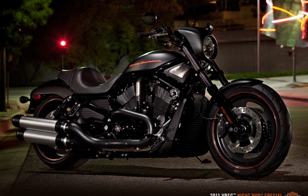 Новый мотоцикл на дороге Harley-Davidson Night Rod Special