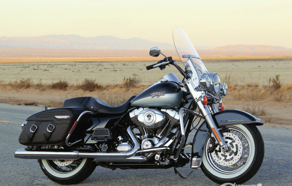 Новый мотоцикл на дороге Harley-Davidson Road King Anniversary Edition