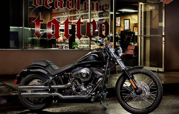 Новый мотоцикл на дороге Harley-Davidson Softail Blackline