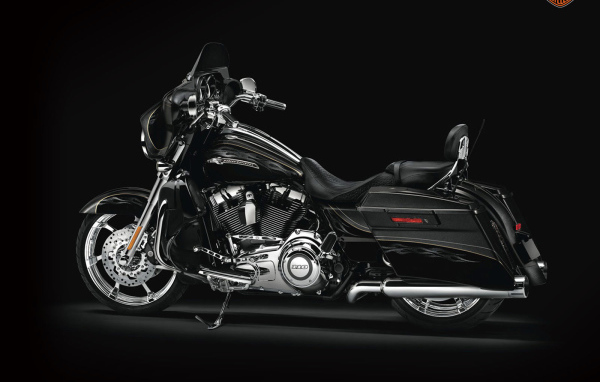 Новый мотоцикл на дороге Harley-Davidson Street Glide