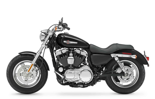 Новый мотоцикл на дороге Harley-Davidson XL 1200C Sportster Custom