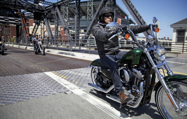 Новый мотоцикл на дороге Harley-Davidson XL 1200V Sportster Seventy-Two