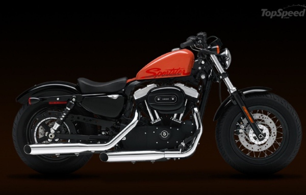 Новый мотоцикл на дороге Harley-Davidson XL 1200X Sportster Forty-Eight