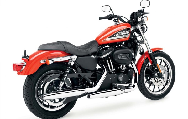 Новый мотоцикл на дороге Harley-Davidson XL 883R Sportster Roadster