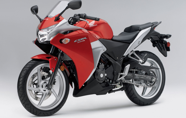 Новый мотоцикл на дороге Honda CBR 250 R