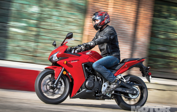 Новый мотоцикл на дороге Honda CBR 500 R