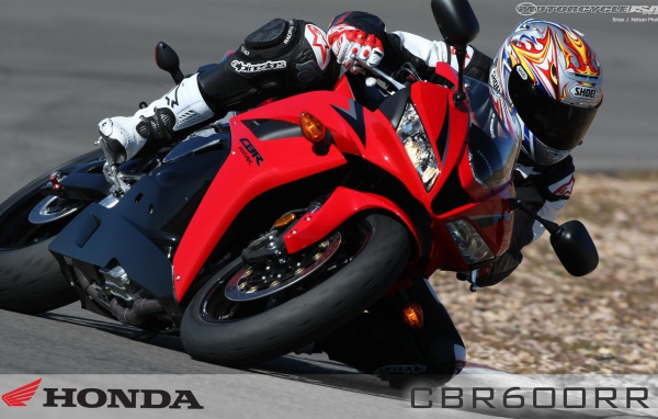 Новый мотоцикл на дороге Honda CBR 600 RR