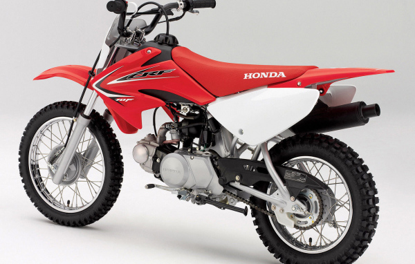 Новый мотоцикл на дороге Honda CRF 110 F