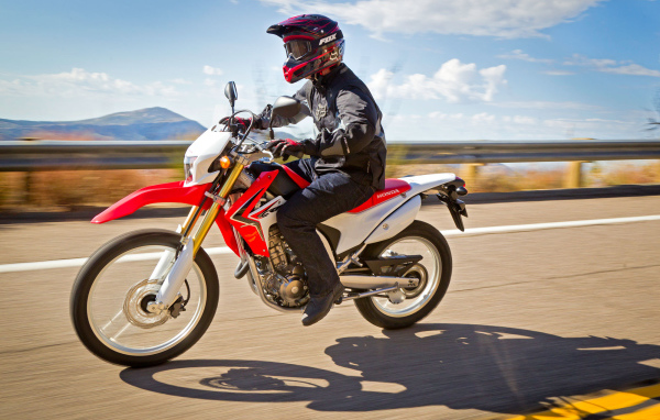 Новый мотоцикл на дороге Honda CRF 250 L