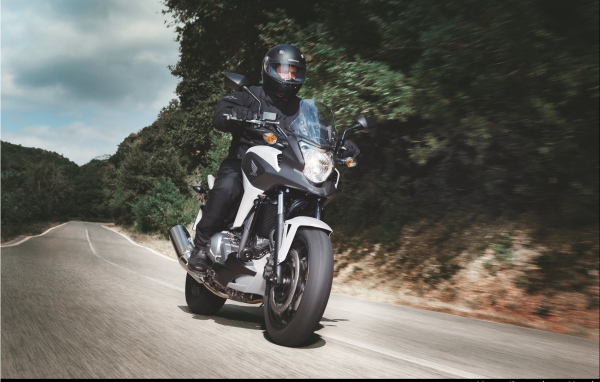 Новый мотоцикл на дороге Honda NC 700 X