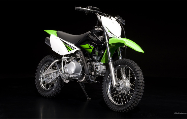Новый мотоцикл на дороге Kawasaki KLX 110