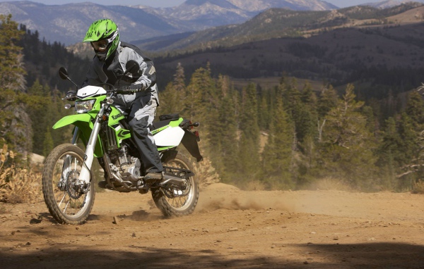 Новый мотоцикл на дороге Kawasaki KLX 250