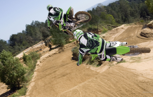 Новый мотоцикл на дороге Kawasaki KX 250 F