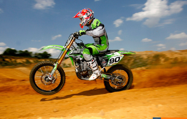 Новый мотоцикл на дороге Kawasaki KX 450 F
