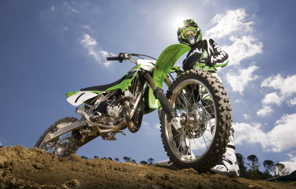 Новый мотоцикл на дороге Kawasaki KX 85-II