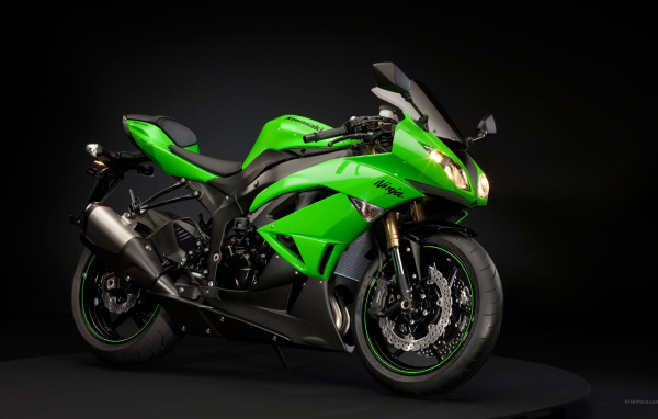 Новый мотоцикл на дороге Kawasaki Ninja ZX-6R