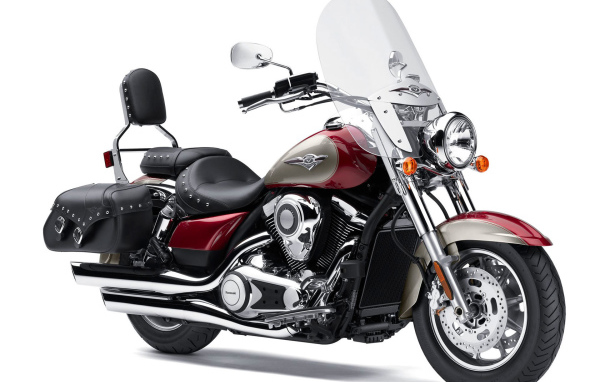 Новый мотоцикл на дороге Kawasaki VN 1700 Classic