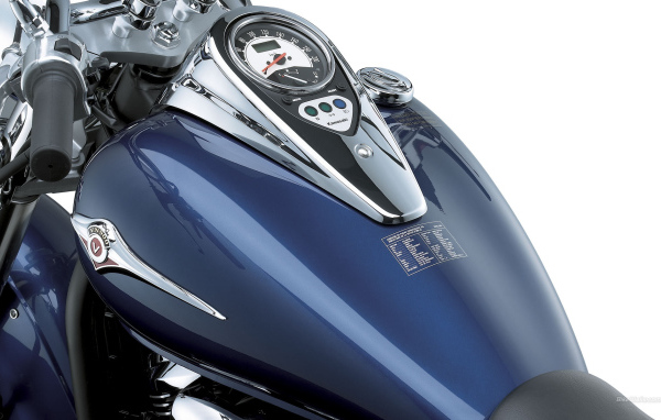 Новый мотоцикл на дороге Kawasaki VN 900 Classic