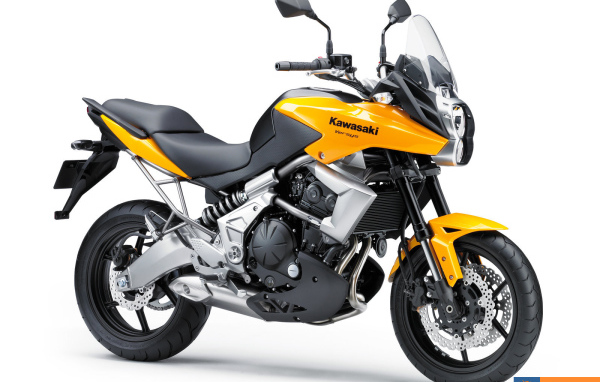 Новый мотоцикл на дороге Kawasaki Versys