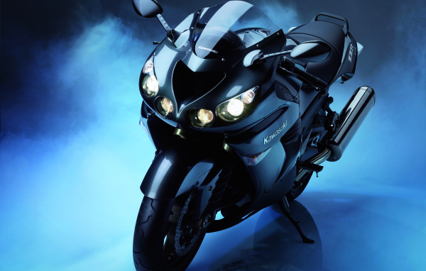 Новый мотоцикл на дороге Kawasaki ZZR 1400