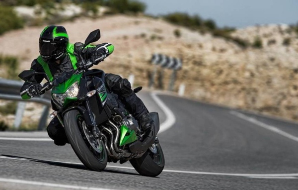 Новый мотоцикл на дороге Kawasaki Z 800