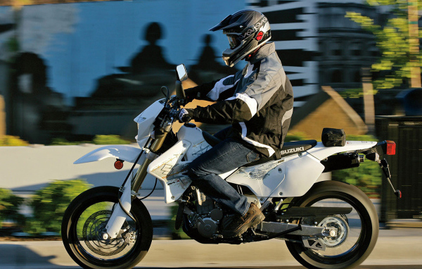 Новый мотоцикл на дороге Suzuki  DR-Z400 S
