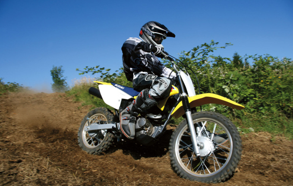 Новый мотоцикл на дороге Suzuki  DR-Z 125